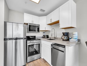 Studio, 1 King Bed (Majestic Beach Towers 1-1509) | Private kitchen