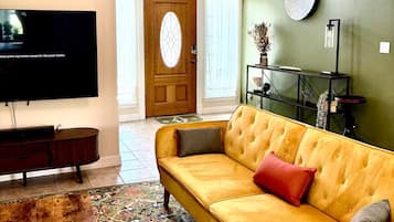 Smart-TV, Kamin, Bücher, Stereoanlage