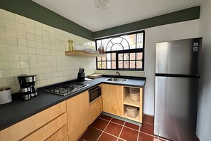 Jääkaappi, mikroaaltouuni, kahvin-/teenkeitin, leivänpaahdin