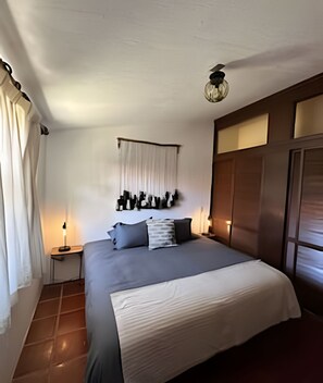 3 soverom, strykejern/-brett, internettilgang og sengetøy