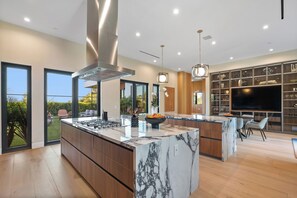 Microonde, forno, piano cottura, lavastoviglie