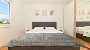 2 bedrooms, iron/ironing board, travel cot, free WiFi