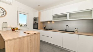 ثلاجة، ميكروويف، فرن، موقد طهي مسطح