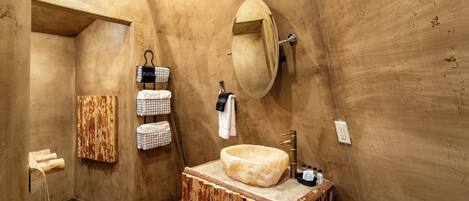 Chuveiro, secador de cabelo, toalhas de banho, sabonete