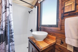 Ducha, secador de pelo, toallas, jabón