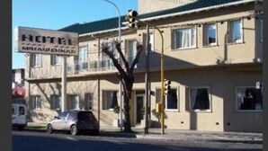 Un hotel con un letrero que dice 'HOTEL MIRANDA'.