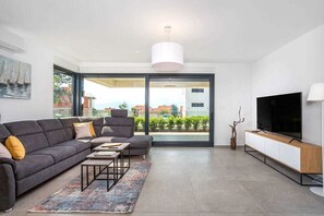 TV - The Krk Escape Villa by aneo travel (Malinska)