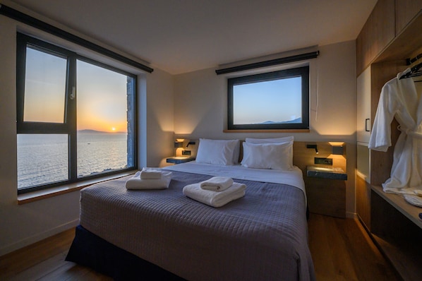 2 habitaciones, escritorio y tabla de planchar con plancha 