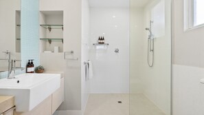 Sèche-cheveux, serviettes fournies