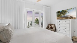 4 bedrooms, desk, iron/ironing board, travel crib - Luxe Beachfront Escape – Steps from Holloways Beach (Holloways Beach)