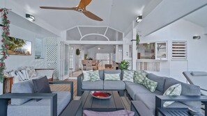 Smart TV - Luxe Beachfront Escape – Steps from Holloways Beach (Holloways Beach)