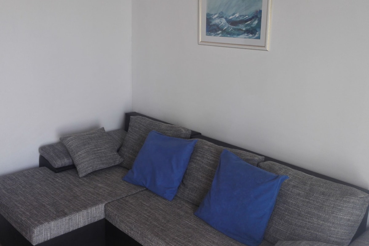 อพาร์ทเมนท์ (One Bedroom Apartment with Balcony an) | ห้องนั่งเล่น | ทีวีจอแบน 32 นิ้ว พร้อมช่องเคเบิล