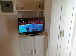 Apartment (One Bedroom Apartment with Balcony an) | 4 bedrooms, cribs/infant beds, free WiFi - Villa Mery (Rab)