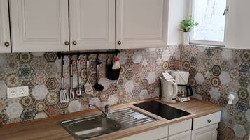 Studio (Studio Apartment with Balcony and Sea) | Private kitchen | Fridge