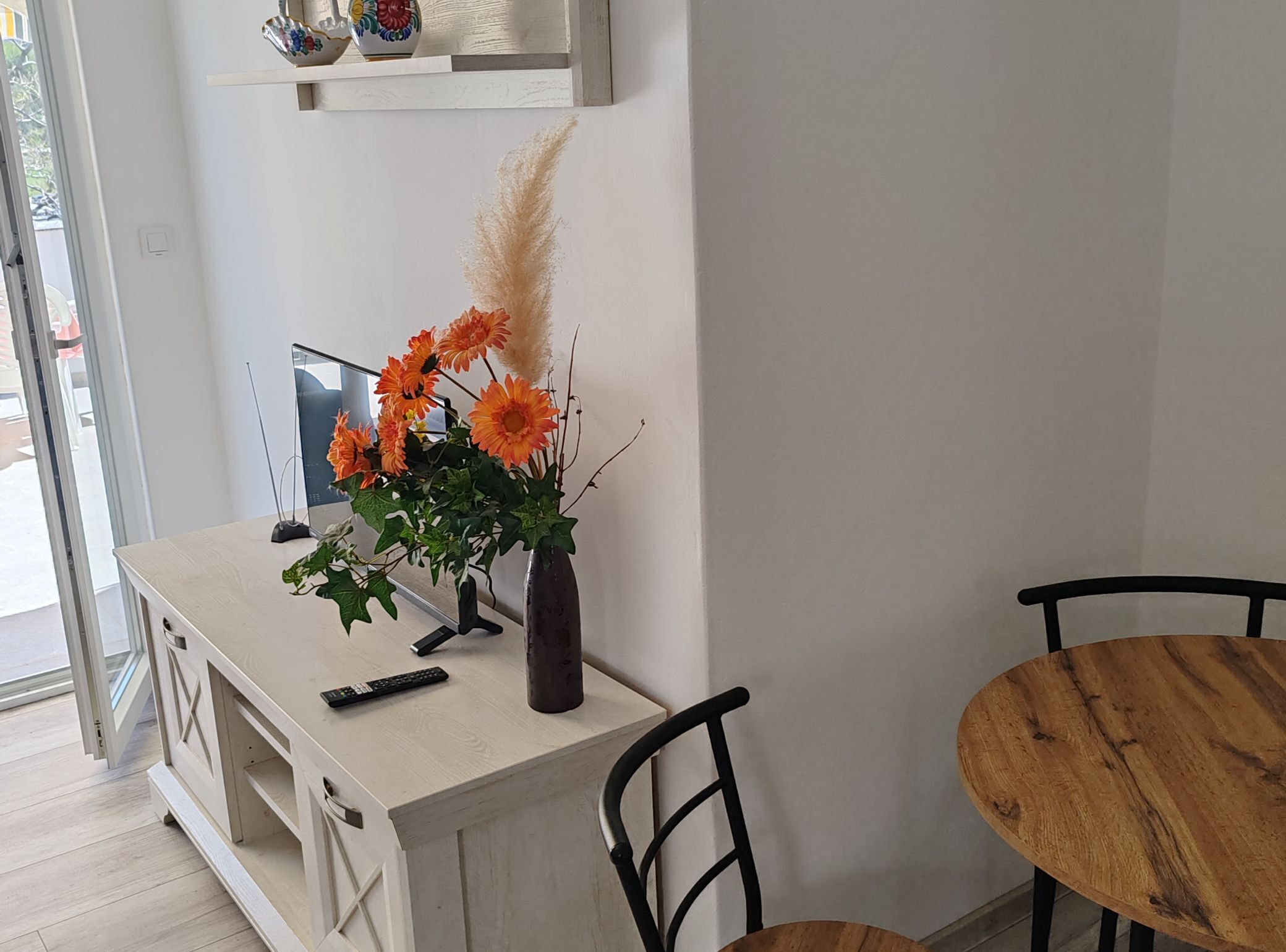 Estudio (Studio Apartment with Balcony and Sea) | Sala de estar | Televisión de pantalla plana de 32 pulgadas con canales por cable 