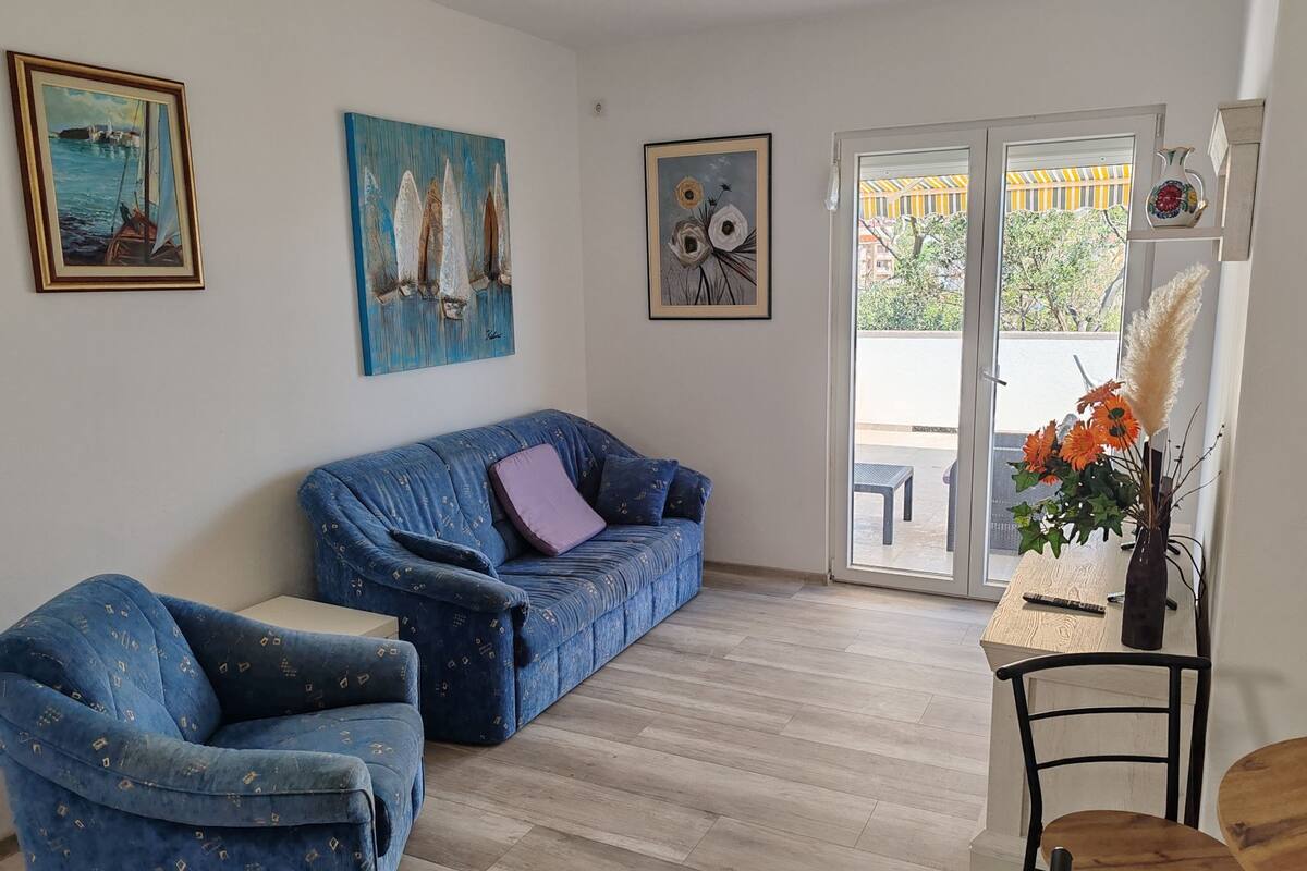 สตูดิโอ (Studio Apartment with Balcony and Sea) | ห้องนั่งเล่น | ทีวีจอแบน 32 นิ้ว พร้อมช่องเคเบิล