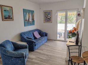 Studio (Studio Apartment with Balcony and Sea) | Living room | 32-inch flat-screen TV with cable channels - Villa Mery (Rab)