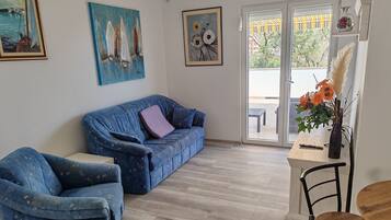 Studio (Studio Apartment with Balcony and Sea) | Living room | 32-inch flat-screen TV with cable channels