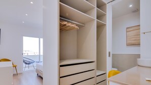 Una habitación moderna con armario empotrado, una mesita y una silla.