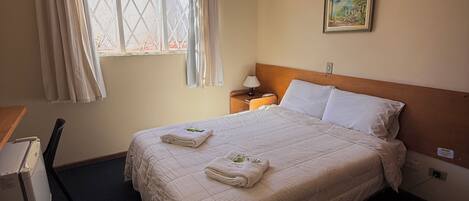 Standardzimmer, 1 Doppelbett | Minibar, Schreibtisch, laptopgeeigneter Arbeitsplatz, kostenloses WLAN