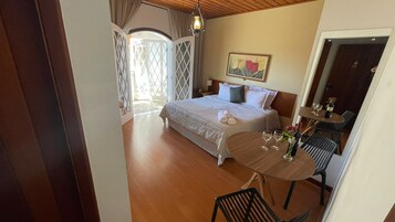 Minibar, desk, laptop workspace, free WiFi