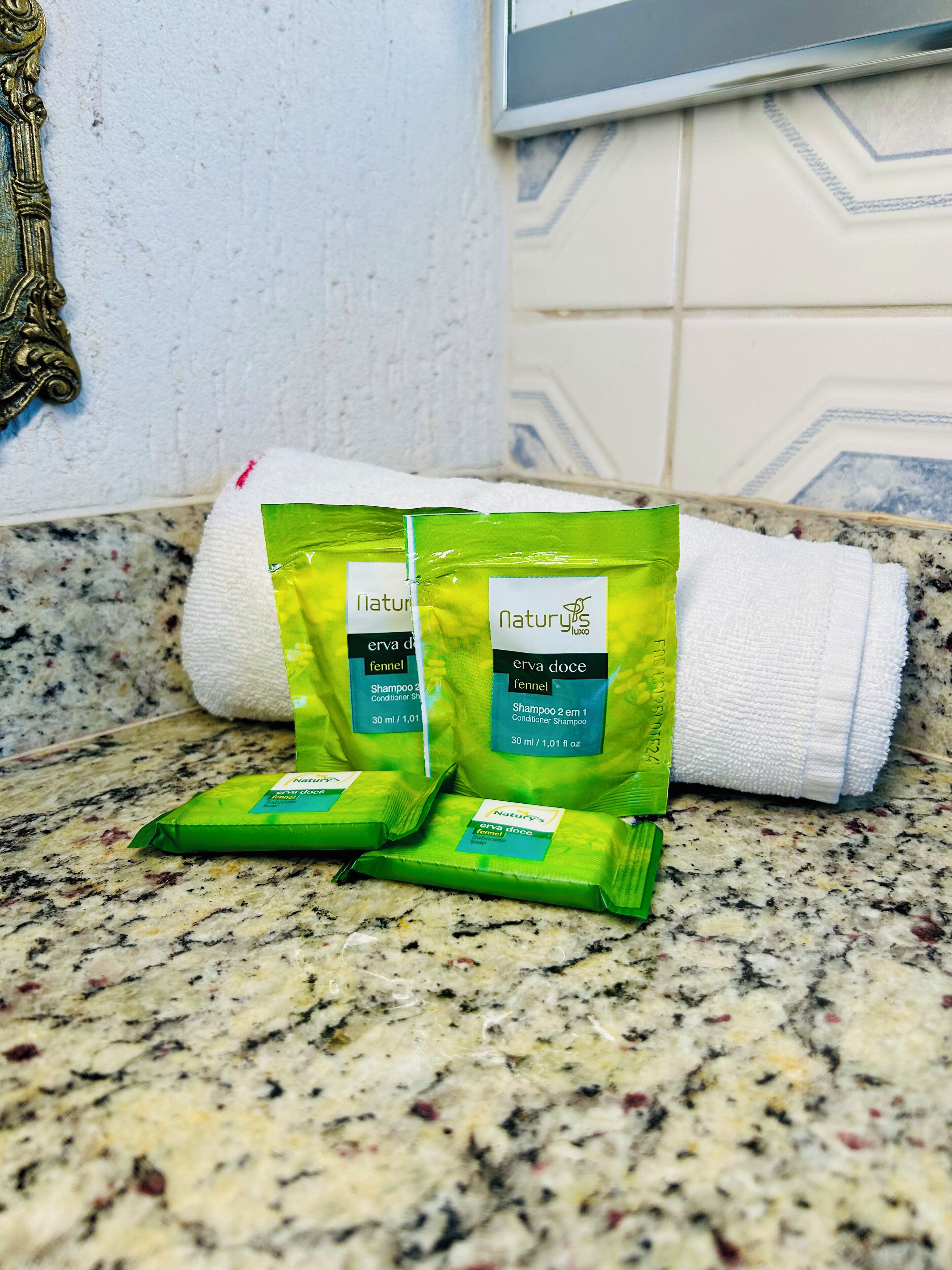 Een minibar, een bureau, een laptopwerkplek, gratis wifi