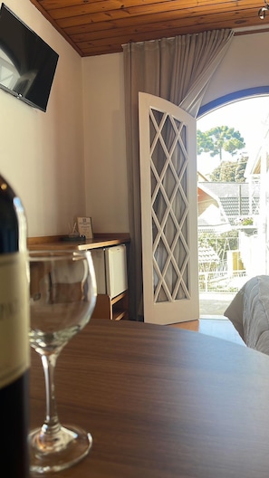 Habitació superior, balcó, vistes a la muntanya | Minibar, escriptori i espai de treball apte per a portàtils