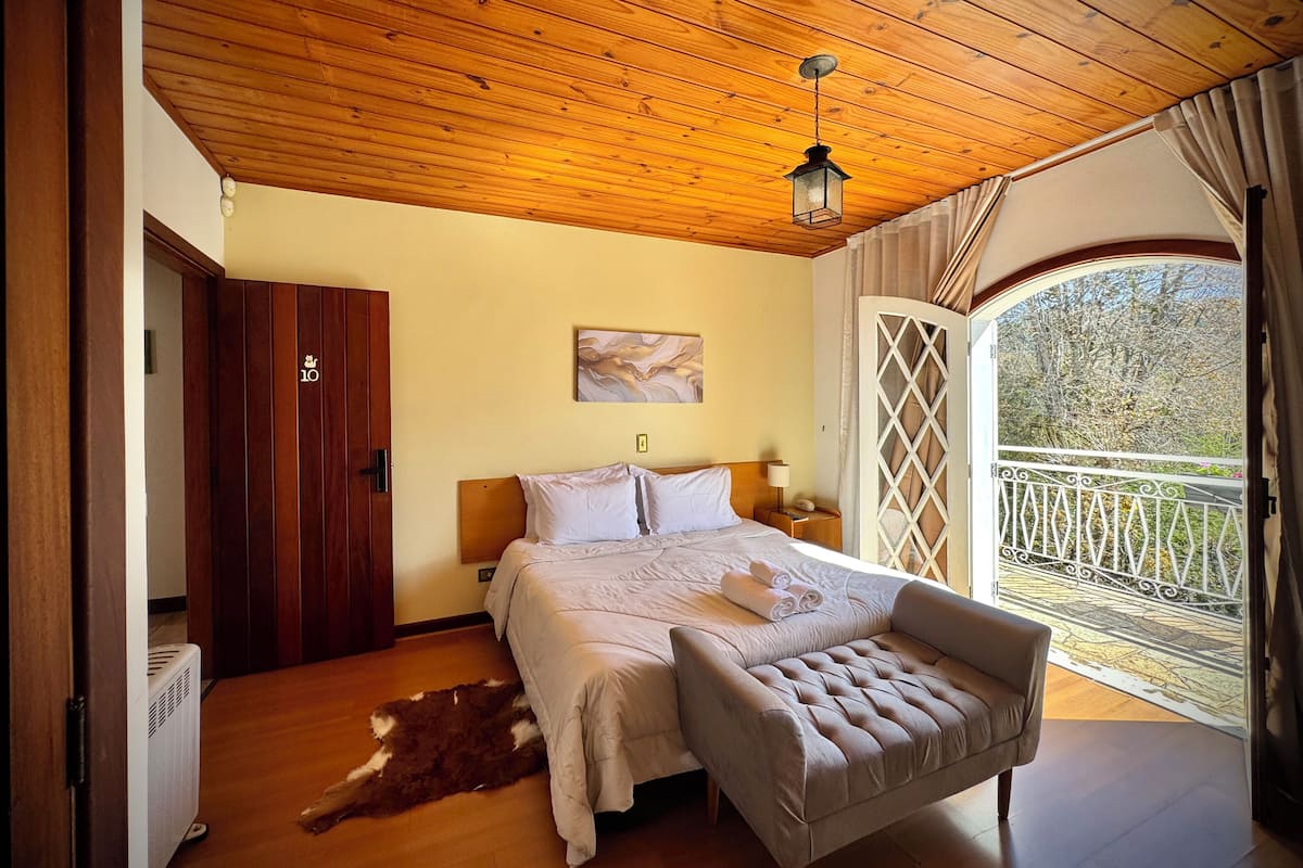 Quarto superior, sacada, vista para a montanha | Frigobar, escrivaninha, espaço de trabalho para notebook