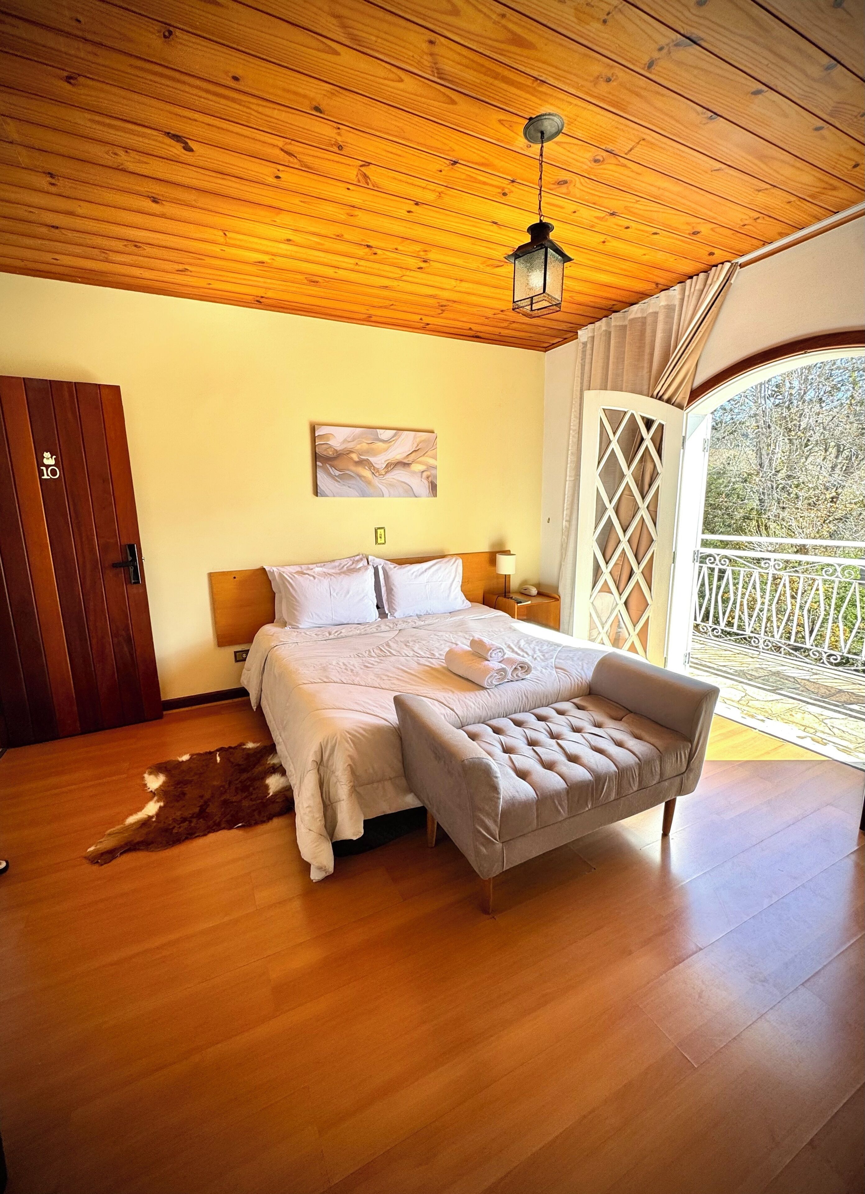 Habitación superior, balcón, vistas a la montaña | Minibar, escritorio, espacio para trabajar con un portátil y wifi gratis