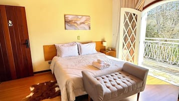 Habitación superior, balcón, vistas a la montaña | Minibar, escritorio, espacio para trabajar con un portátil y wifi gratis