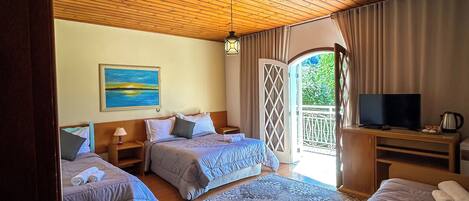 Quarto quádruplo superior | Frigobar, escrivaninha, espaço de trabalho para notebook