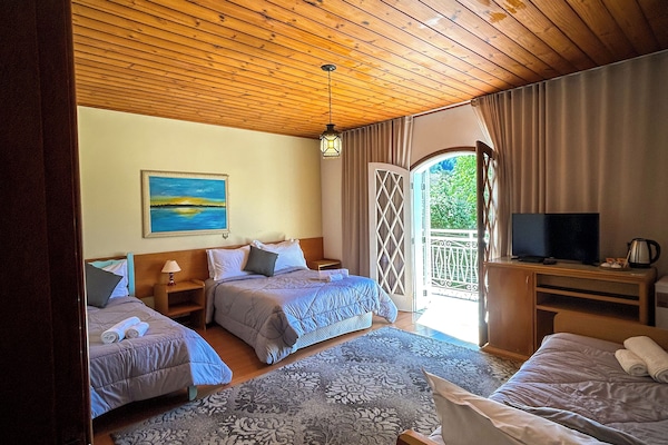 Minibar, escritorio, espacio para trabajar con laptop y wifi gratis