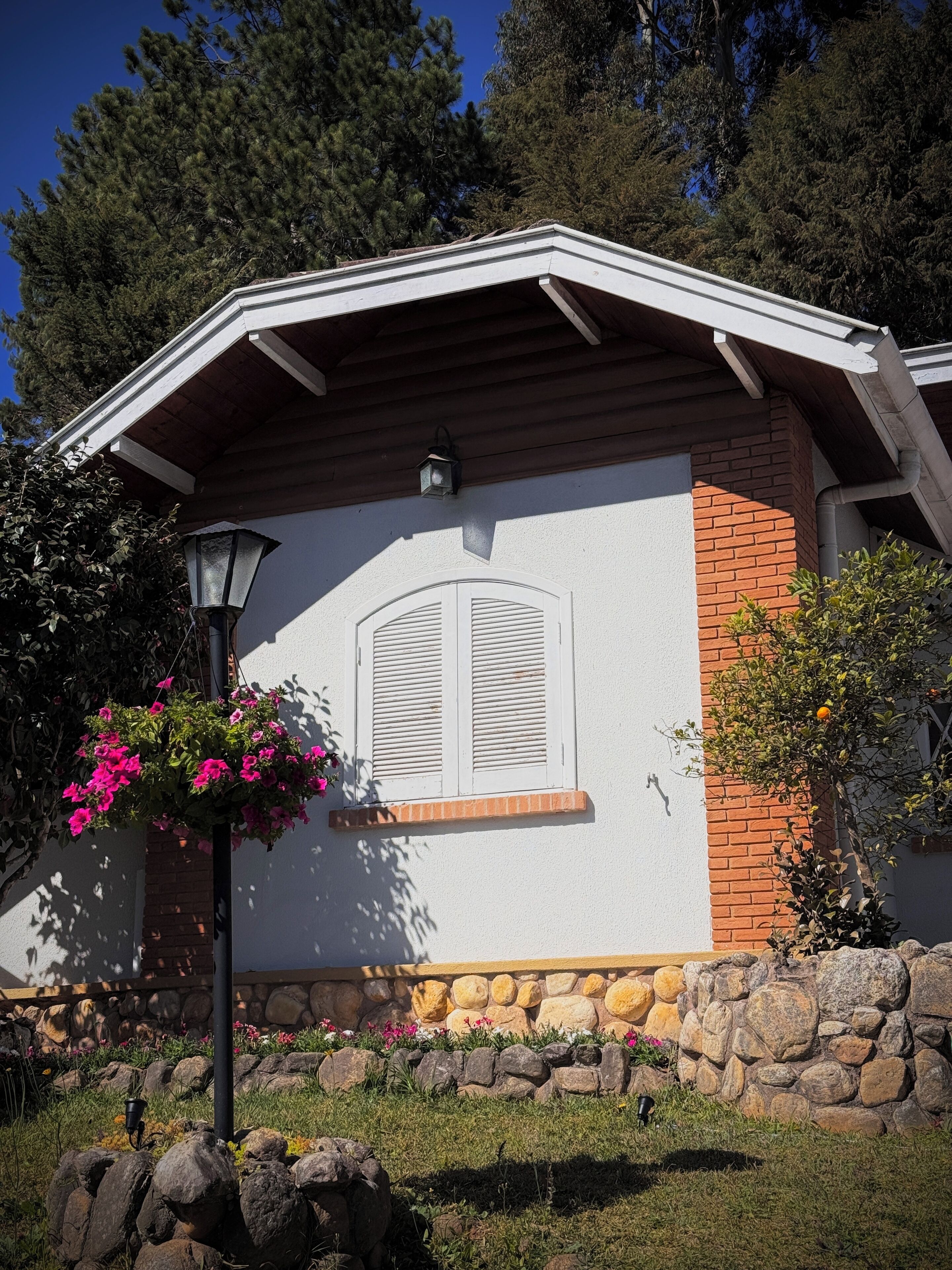 Vista frontal de la propiedad