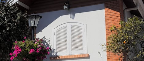 Vista frontal de la propiedad