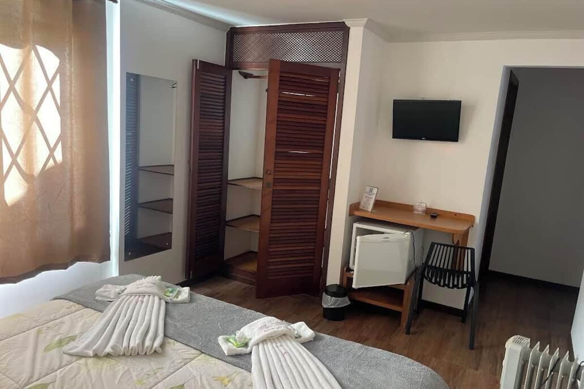 Minibar, desk, laptop workspace, free WiFi