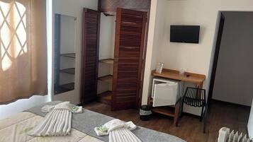 Minibar, desk, laptop workspace, free WiFi