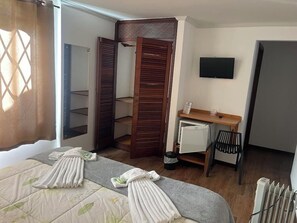 Een minibar, een bureau, een laptopwerkplek, gratis wifi