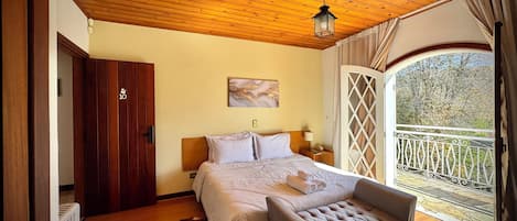 Rom – superior, balkong, fjellutsikt | Minibar, skrivebord, skrivebord for bærbar PC og wi-fi (inkludert)