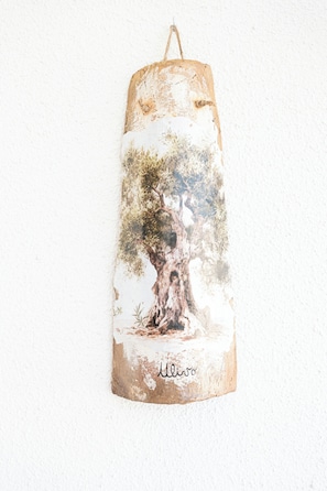 Een cilindervormig object met een boomdessin en het woord 'illino' zichtbaar.
