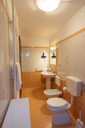 Basic Apartment, Patio | Bathroom | Hair dryer, towels, soap, shampoo