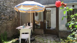 Outdoor dining - Out of time at Kervalet, a listed saltmarsh village, natura 2000 site (Batz sur mer)