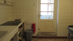 Private kitchen - Out of time at Kervalet, a listed saltmarsh village, natura 2000 site (Batz sur mer)