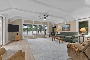 Smart TV, books - Private Dock! Lakefront! Paddleboards! Firepit (Clintonville)