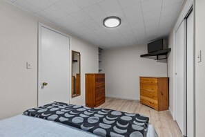 2 habitaciones, tabla de planchar con plancha y cuna de viaje 