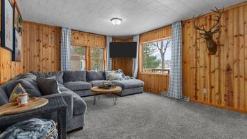 Älytelevisio, takka, kirjoja