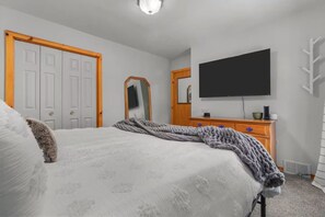 3 habitaciones, tabla de planchar con plancha y cuna de viaje 