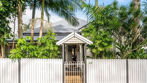 The Shirl Steps away from the vibrant town centre and just a short walk from the stunning beaches of