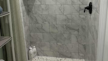 Secadora de cabello, toallas, jabón, papel de baño