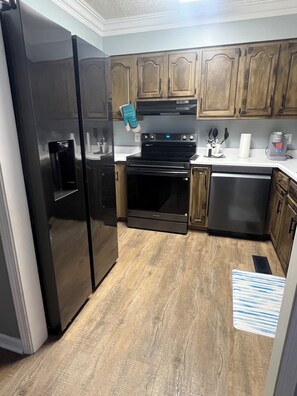 冰箱、微波炉、烤箱、炉灶