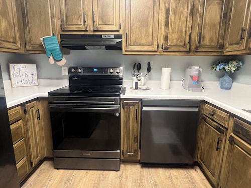 Updated home, clean, comfy, huge driveway! Just minutes from KY Lake, food & fun